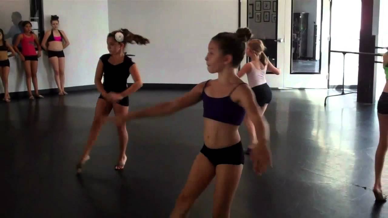 Taylor Morgan teaching at Dance Studio 111 Pre Teen Group 7/