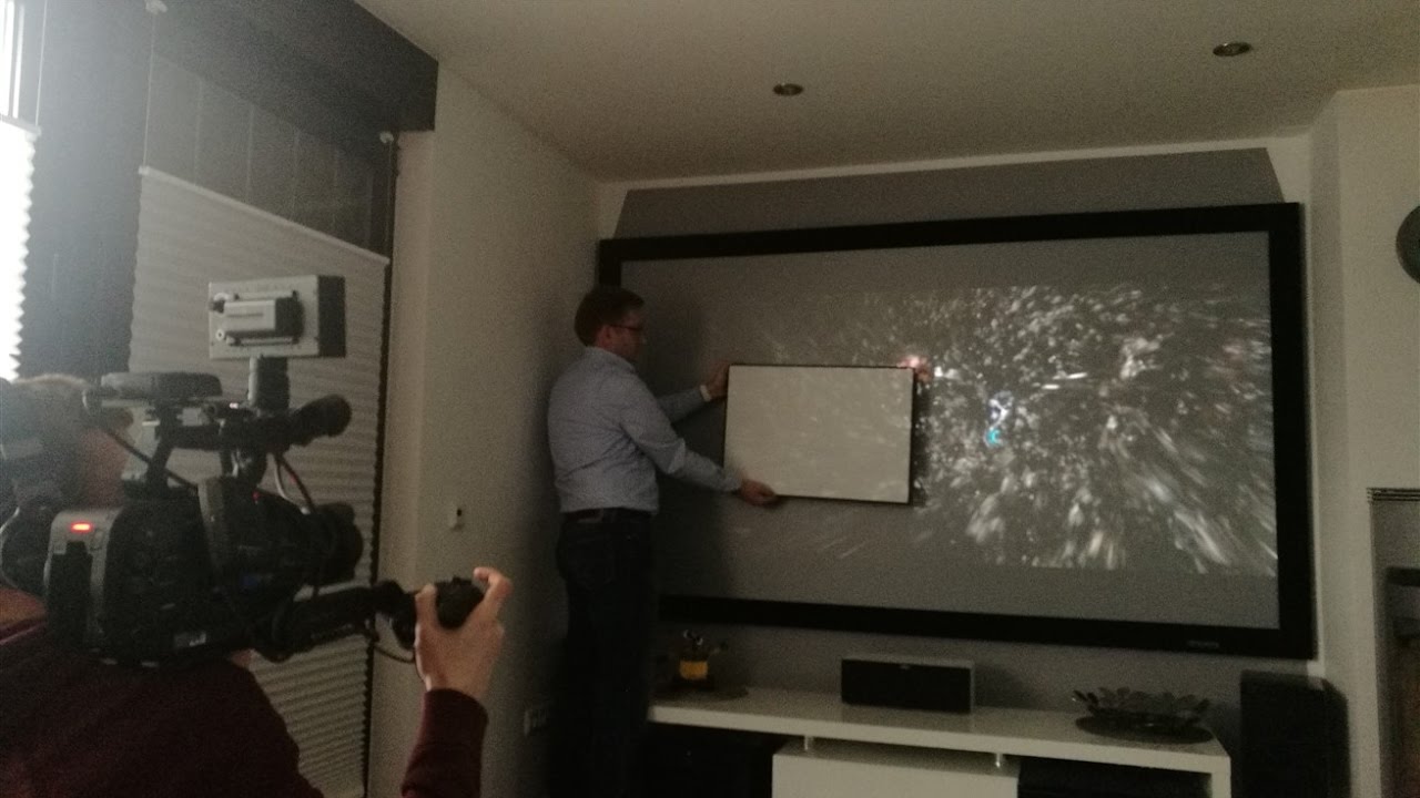 Mehr Kontrast im Wohnzimmer mit einer STEWART Rahmenleinwand mit Firehawk Tuch