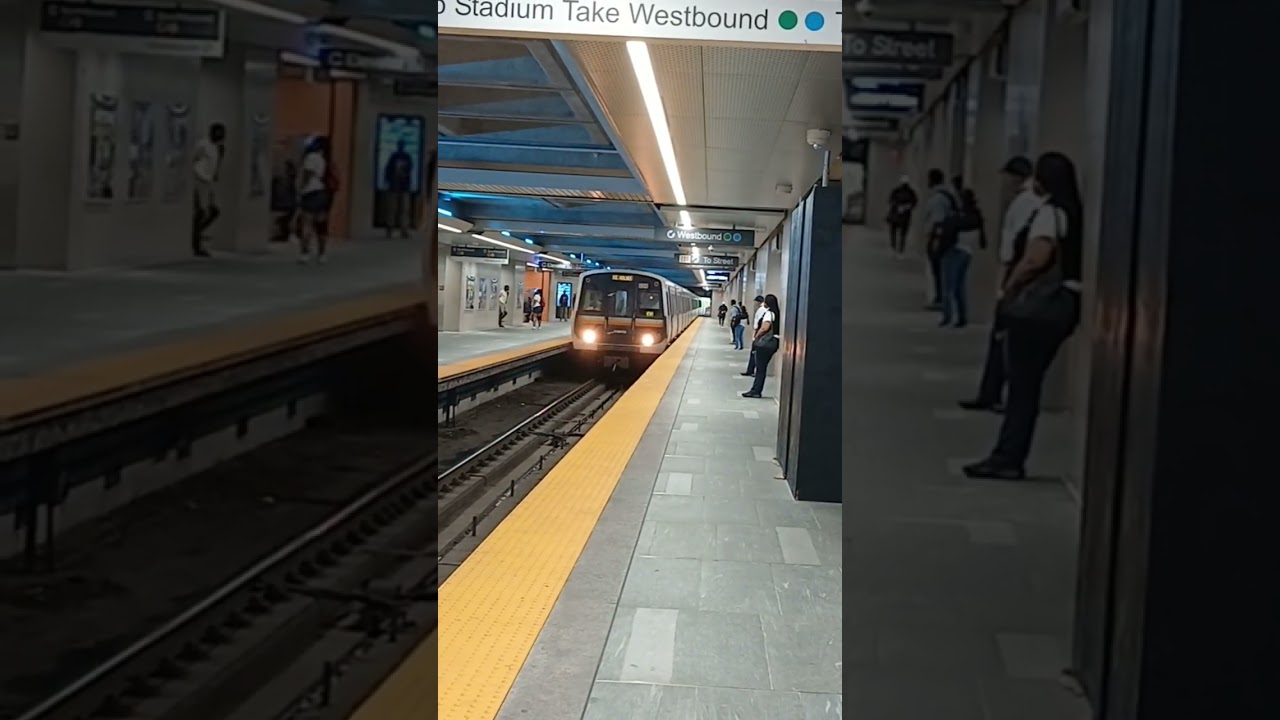 Blue line arriving at Five points