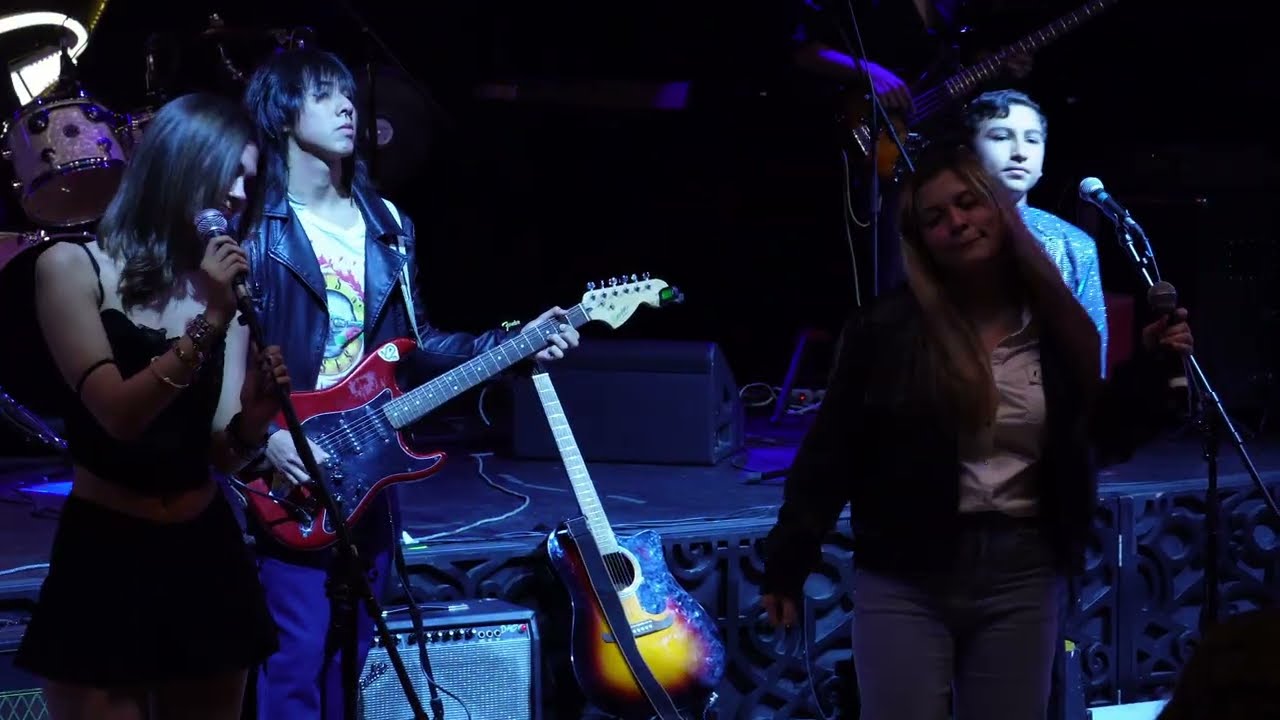 Radio Ga Ga/Another One bites the dust - Versión en vivo por los alumnos de Track One.