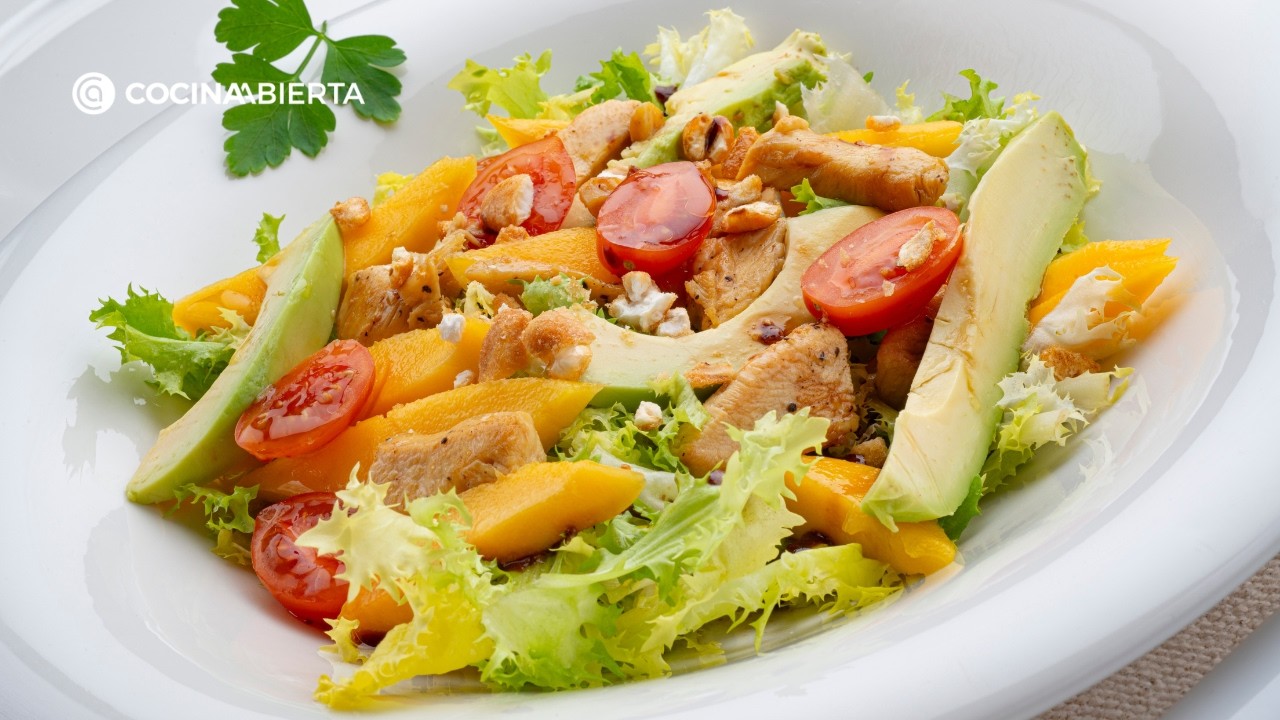 Receta saludable: ensalada de escarola, pollo y mango de Arguiñano