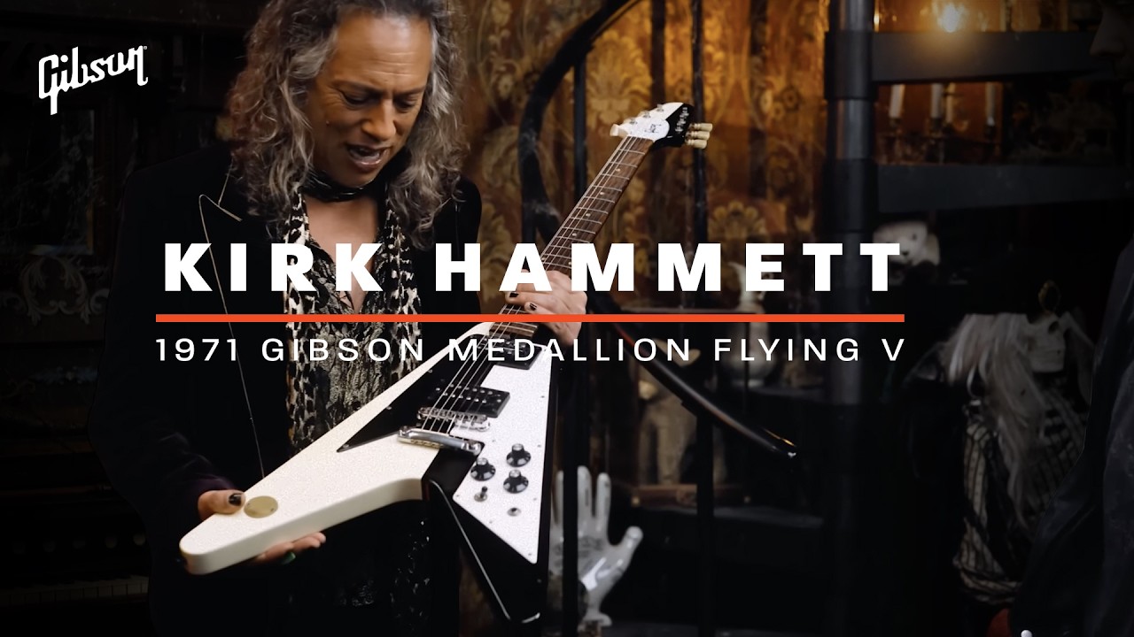 Кирк Хэммет показывает Марку Агнеси свою гитару Gibson Medallion Flying V™ 1972 года