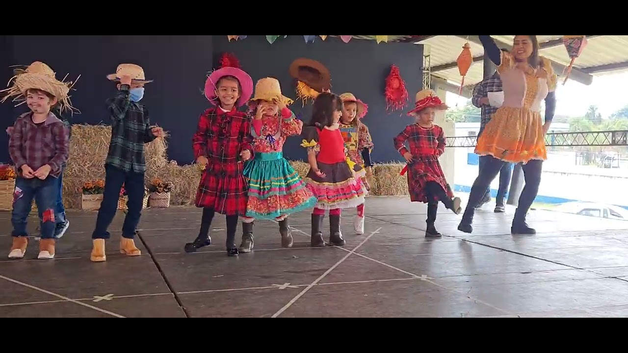 Alô Galera de Cowboy... primeira quadrilha da Babi... Colégio Abayomi