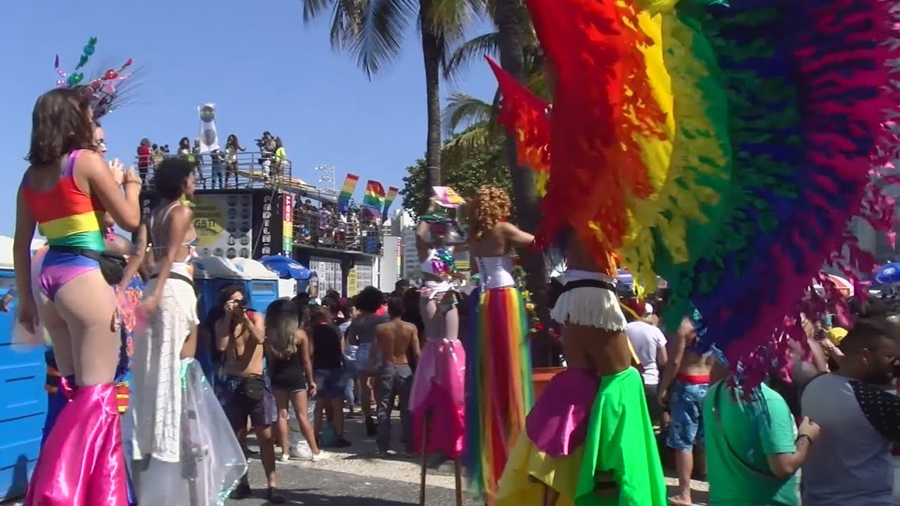Parada Gay lota praia de Copacabana com forte tintas políticas