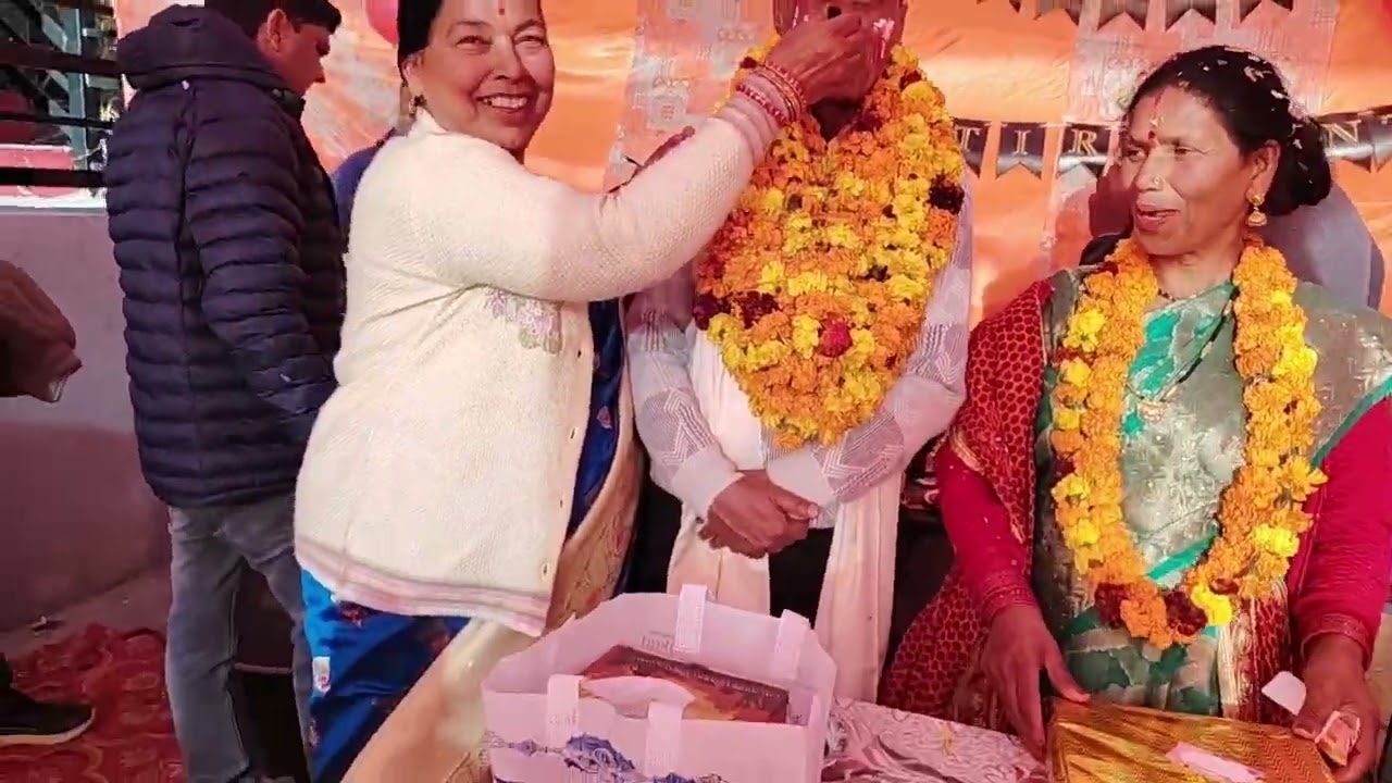 आज में गई रिटायरमेंट पार्टी में।। 😀👍 और खूब मजे किए और पार्टी की💃😀