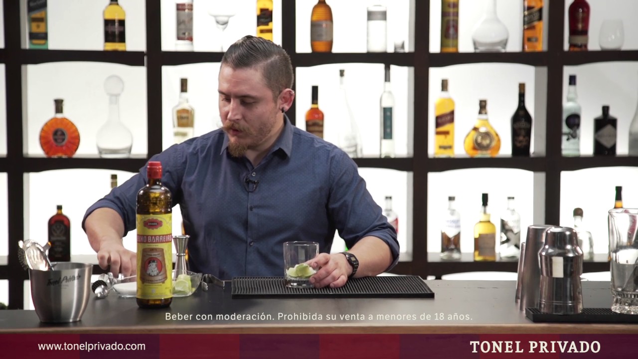 Américo Borzone nos prepara una Caipirinha con la infaltable cachaca VELHO BARREIRO