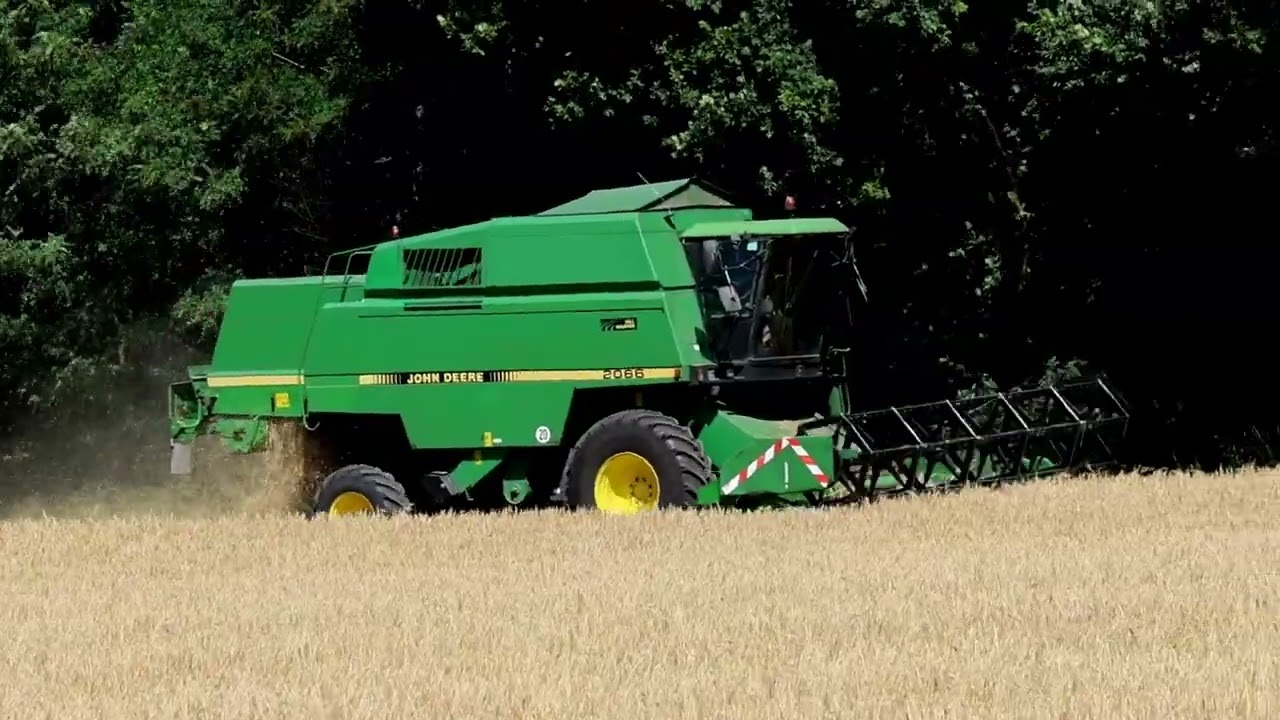 JohnDeere 2066 mit JohnDeere 7430 beim Gerste ernten.