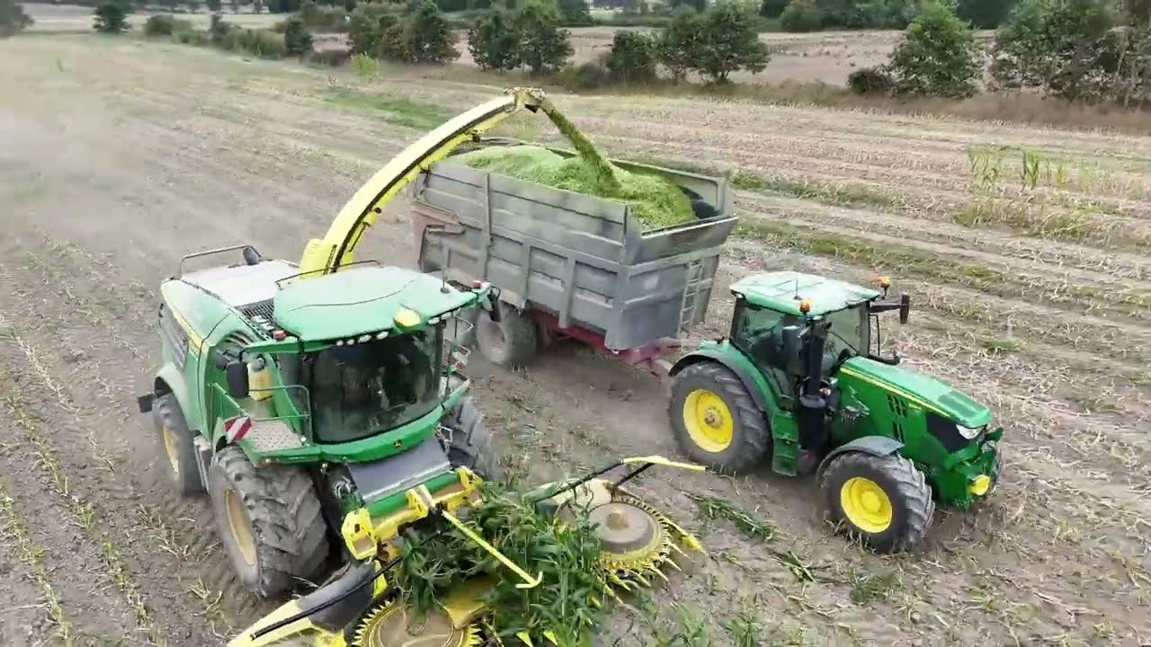 Ensileuse John Deere 8200i en action