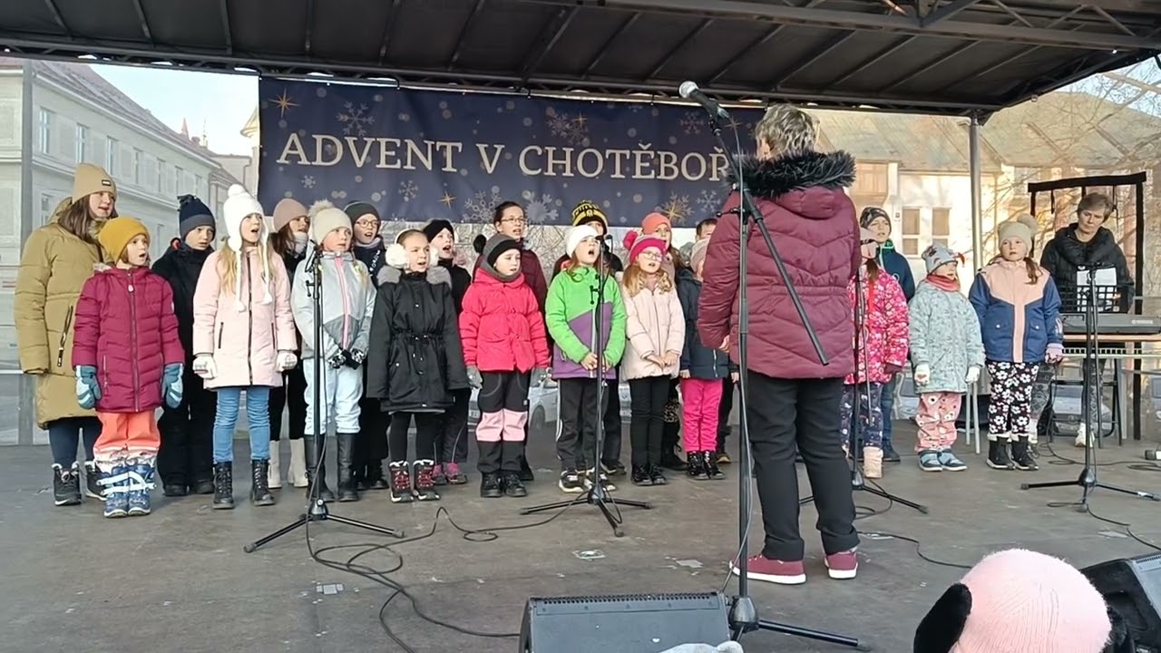 Rozsvícení Vánočního stromu 2024 Chotěboř - Pěvecký sbor ZŠ Smetanova - Strojíme stromeček