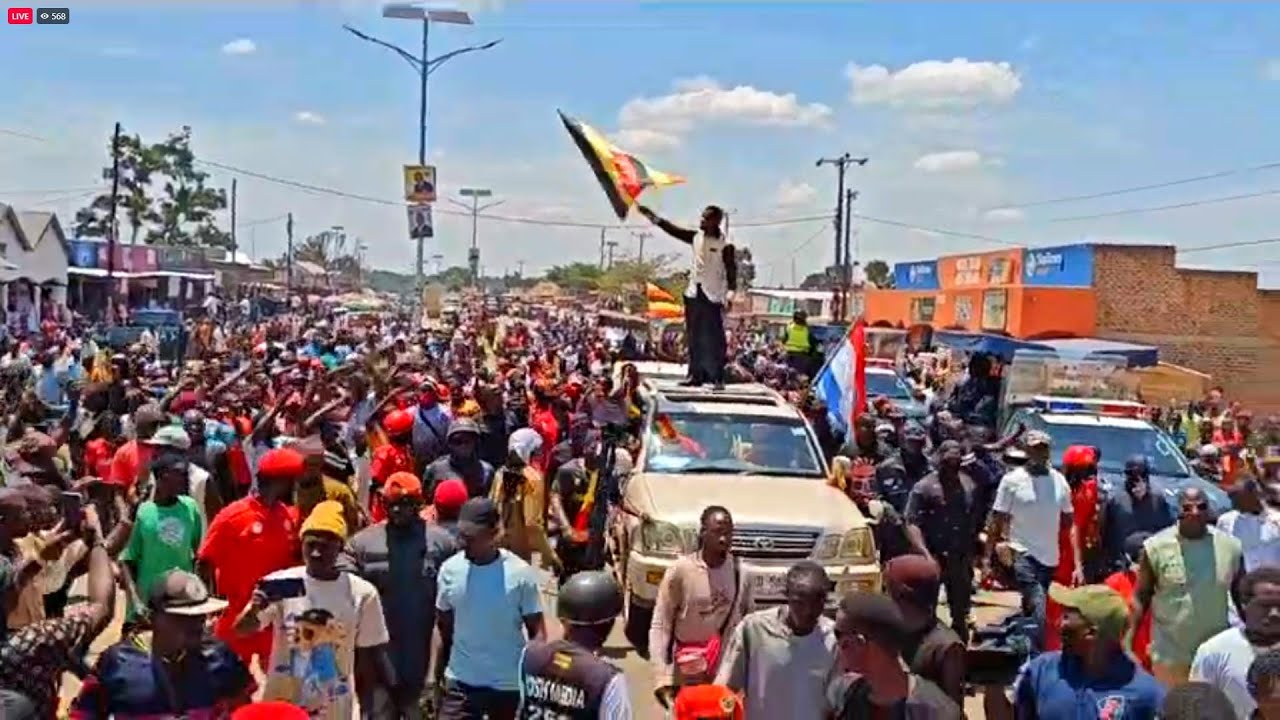 Massive crowds force Bobi Wine to stop to Address them in Kibuku Before Reaching Venue
