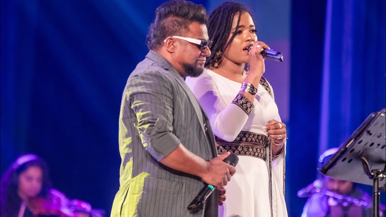 අවදියේ ආදරය ප්‍රසංගයේදී legendary කසුන් කල්හාර අයියා එක්ක ආදරණී වස්සාන චිත්‍රපට ගීතය ගායනා කල අයුරු.