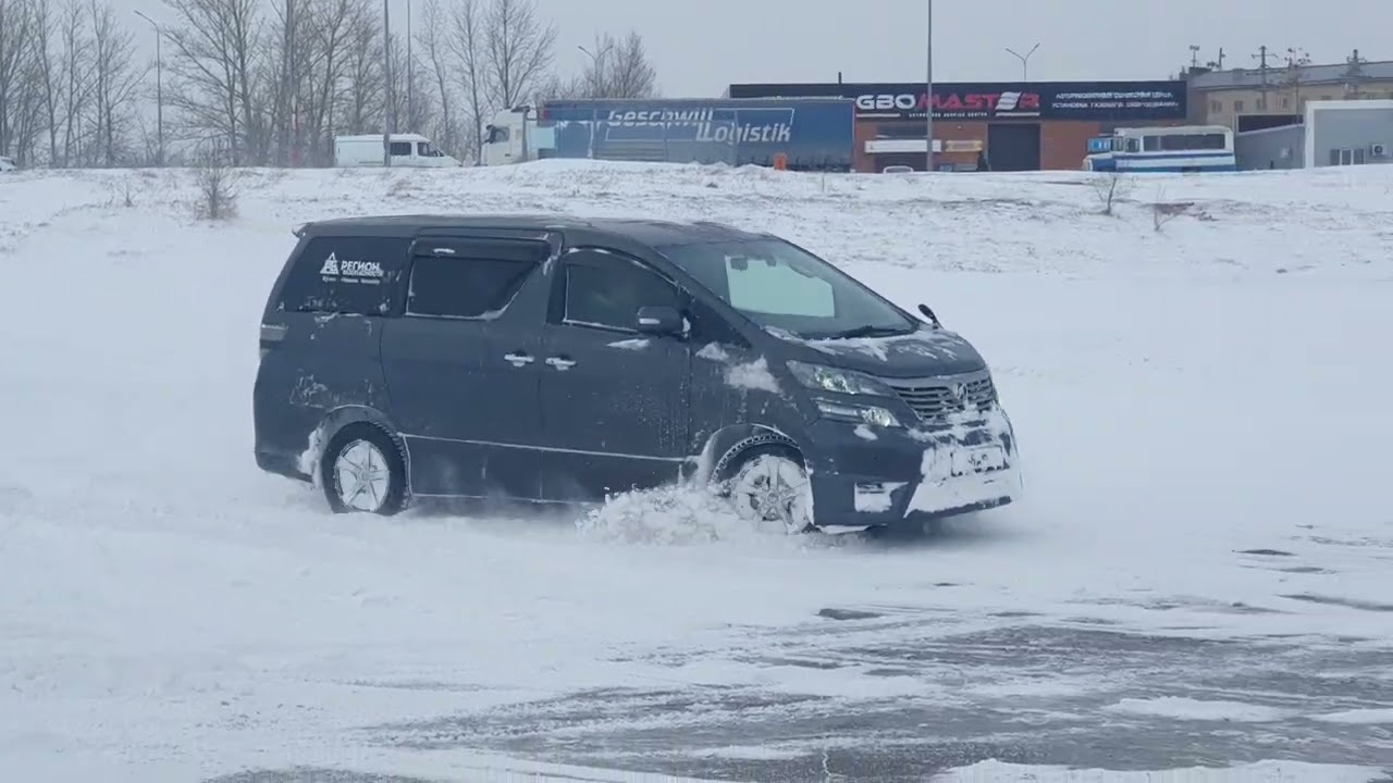 Toyota Vellfire 3.5 awd дрифт по снегу drift