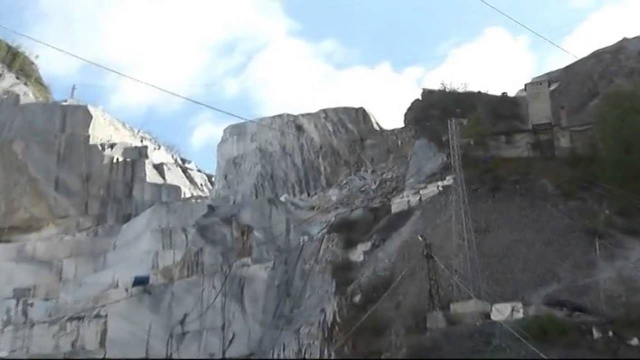 2016-04-14 - CROLLO IN UNA CAVA DI MARMO SULLE APUANE- DUE CAVATORI DISPERSI SOTTO LE ROCCE