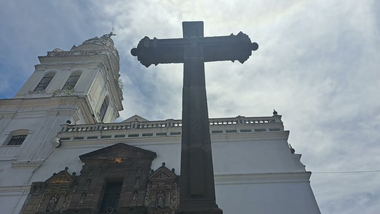 Una Cruz de 1622 en Quito - Plaza de Santo Domingo.