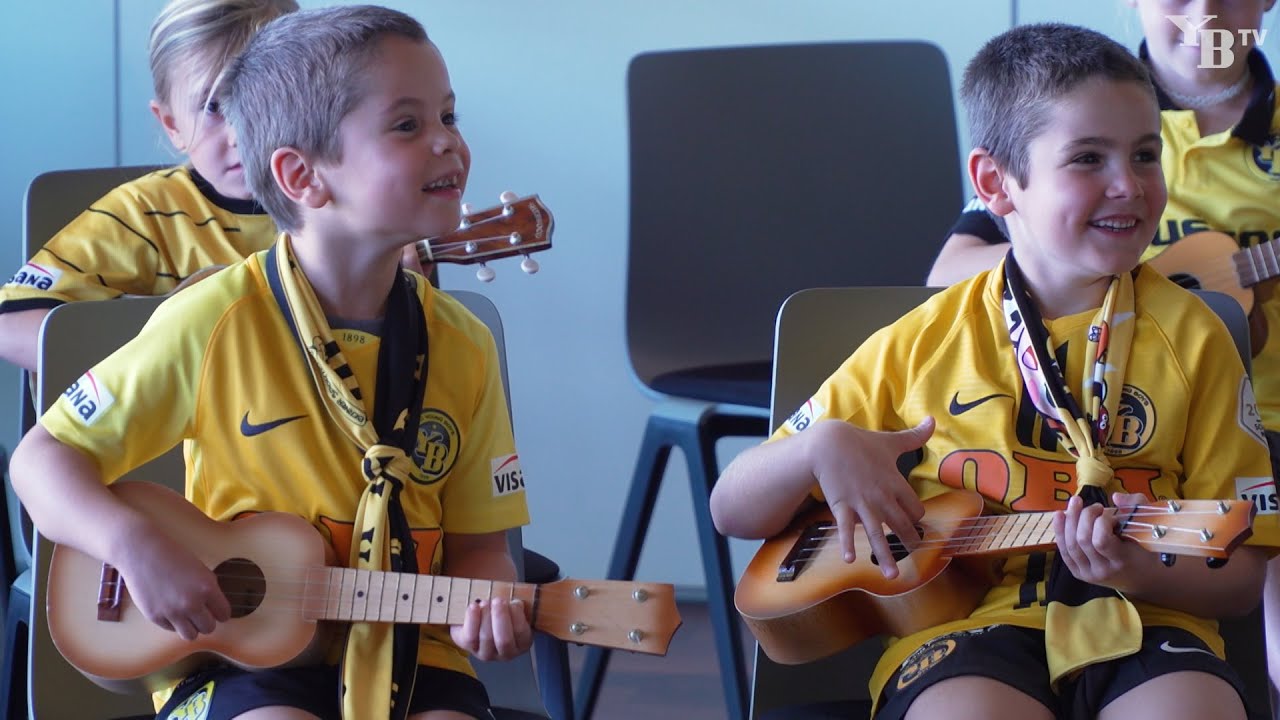 Ukulele spielen und YB-Lieder singen im Kids Club