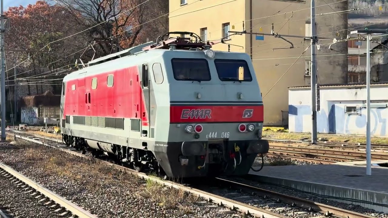E444 R 046 a Trento con il treno storico dei mercatini di Natale.