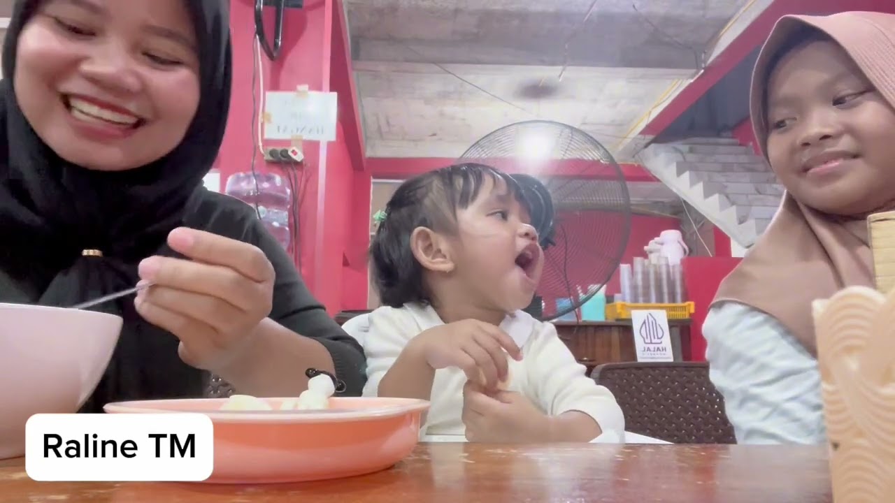 RALINE TEMANI MAMA, PAPA, OPUNG & KAK MIMI MAKAN BAKSO 🍜🤍🩷