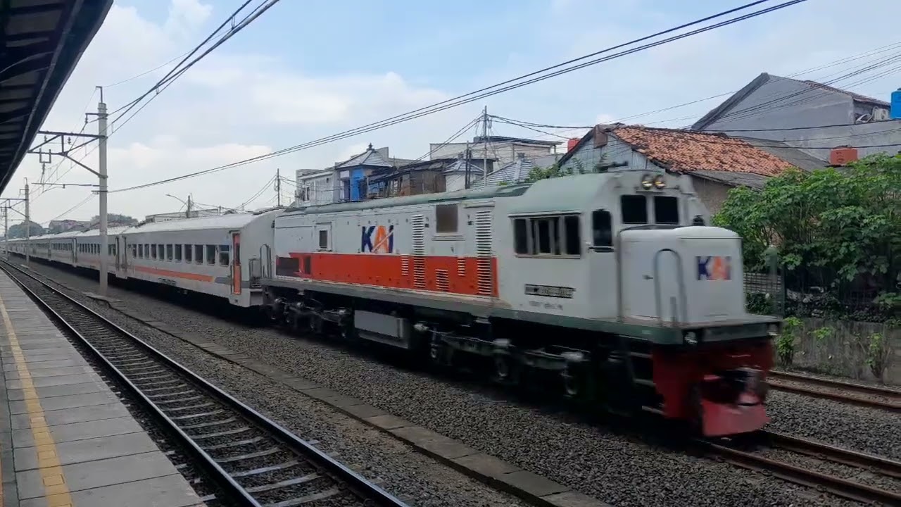 K.A 270 Matarmaja berjalan langsung di Stasiun Buaran.