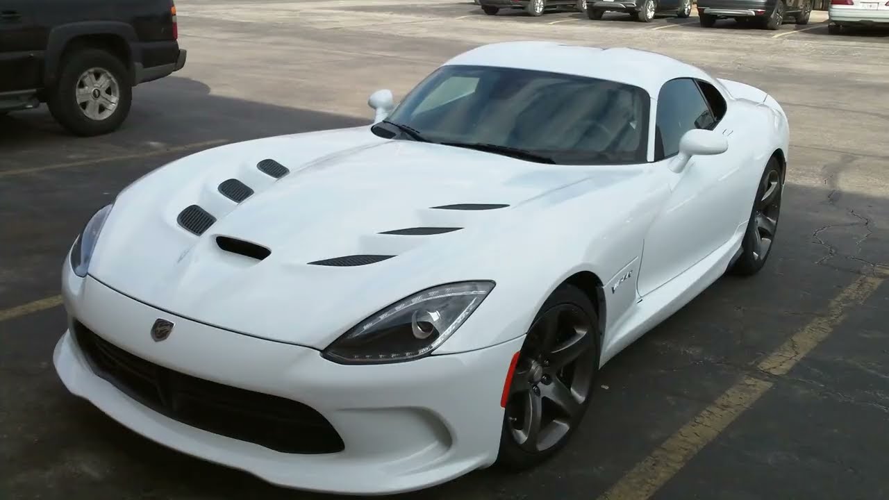 В Озарке, штат Миссури, замечен невероятный белый Dodge Viper GT! 🔥 Мощный 8,4-литровый V10, проп...