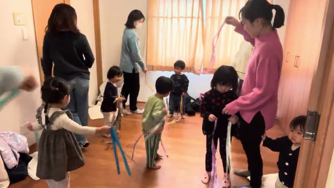 紙テープをゆらして踊りましょう♪