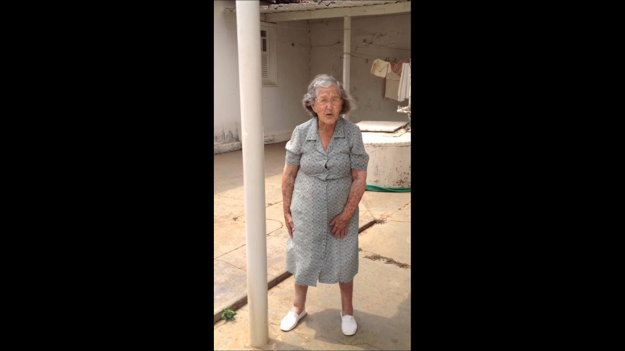 Vovó Lole, 98 anos, ensina seus exercícios diários
