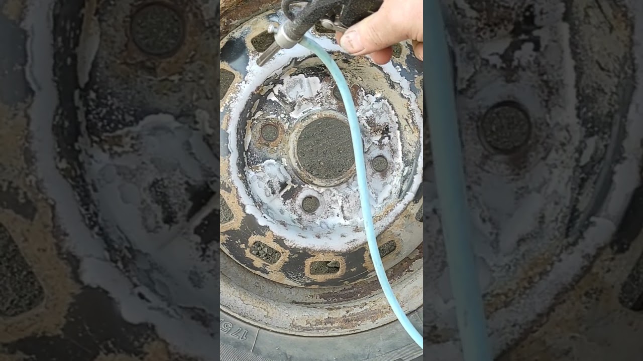 Пескоструй Жучок тужится изо всех сил))) Чистит диск автомобиля.
