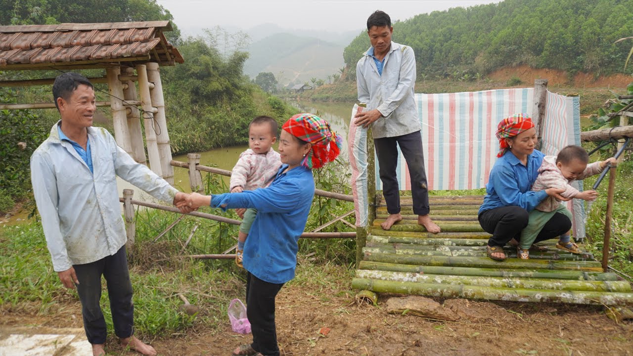 The kind uncle came to help build a bamboo bathroom to help the mother and child have water.