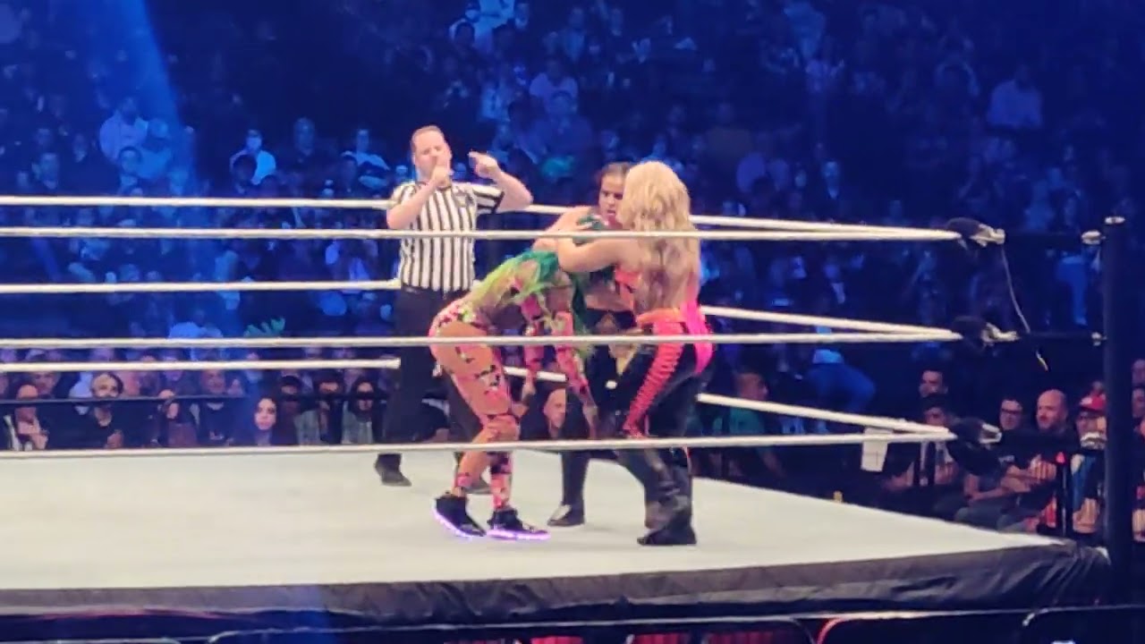 WWE LIVE Paris 2022 : Shayna baszler - Natalya contre Sasha Banks - Naomi .