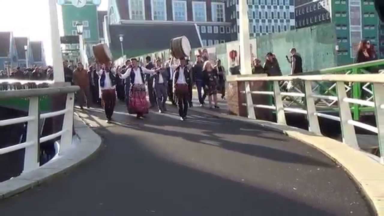 zaandam merkezinde sinop usulu davul zurna
