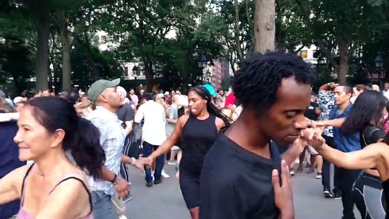 Washington square park salsa 08/02 /2022 NYC #salsanyc  #washingtonsquarepark #dance #salsa