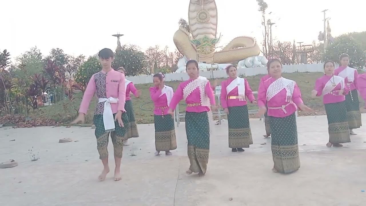 รำอวยพรวันเกิดเหมานางรำทั้งนา!!