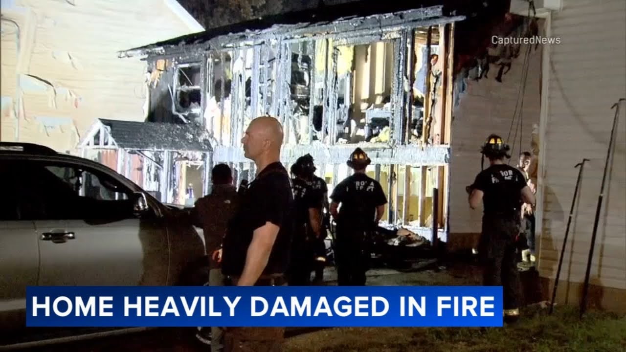 10 people displaced after house fire in Aurora, officials say