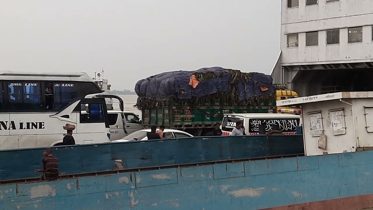 দেখুন কিভাবে ফেরি শাহ মখদুমে বাস, ট্রাক, প্রাইভেট কার উঠছে #viral #ship #bus #truck #bangladesh 