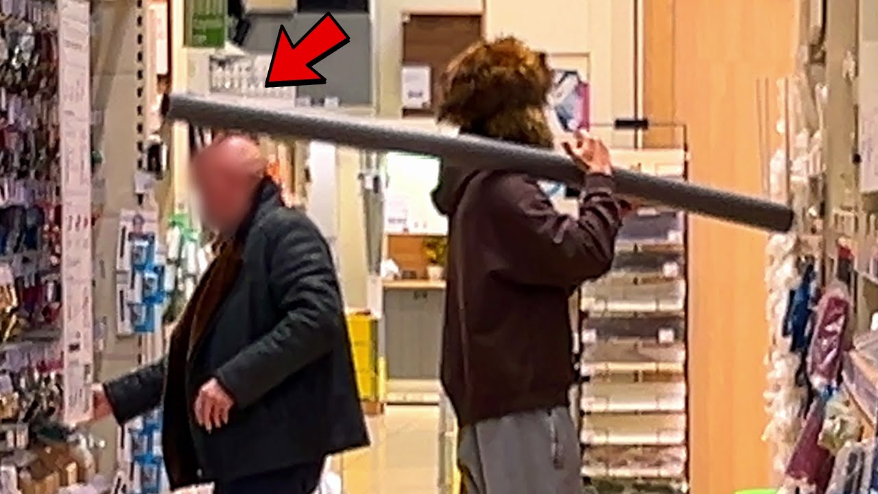 Celowe Szturchanie Ludzi Rurką Prank!