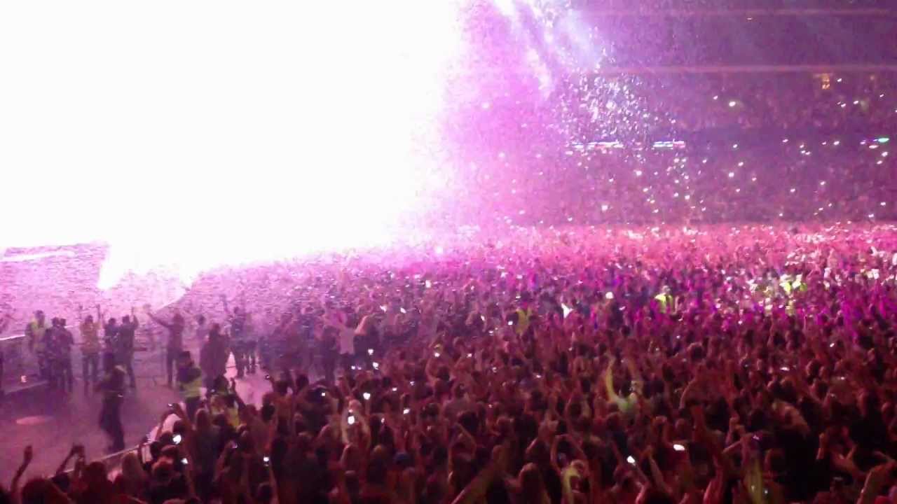 Swedish House Mafia Stockholm 2012 crowd sitting down
