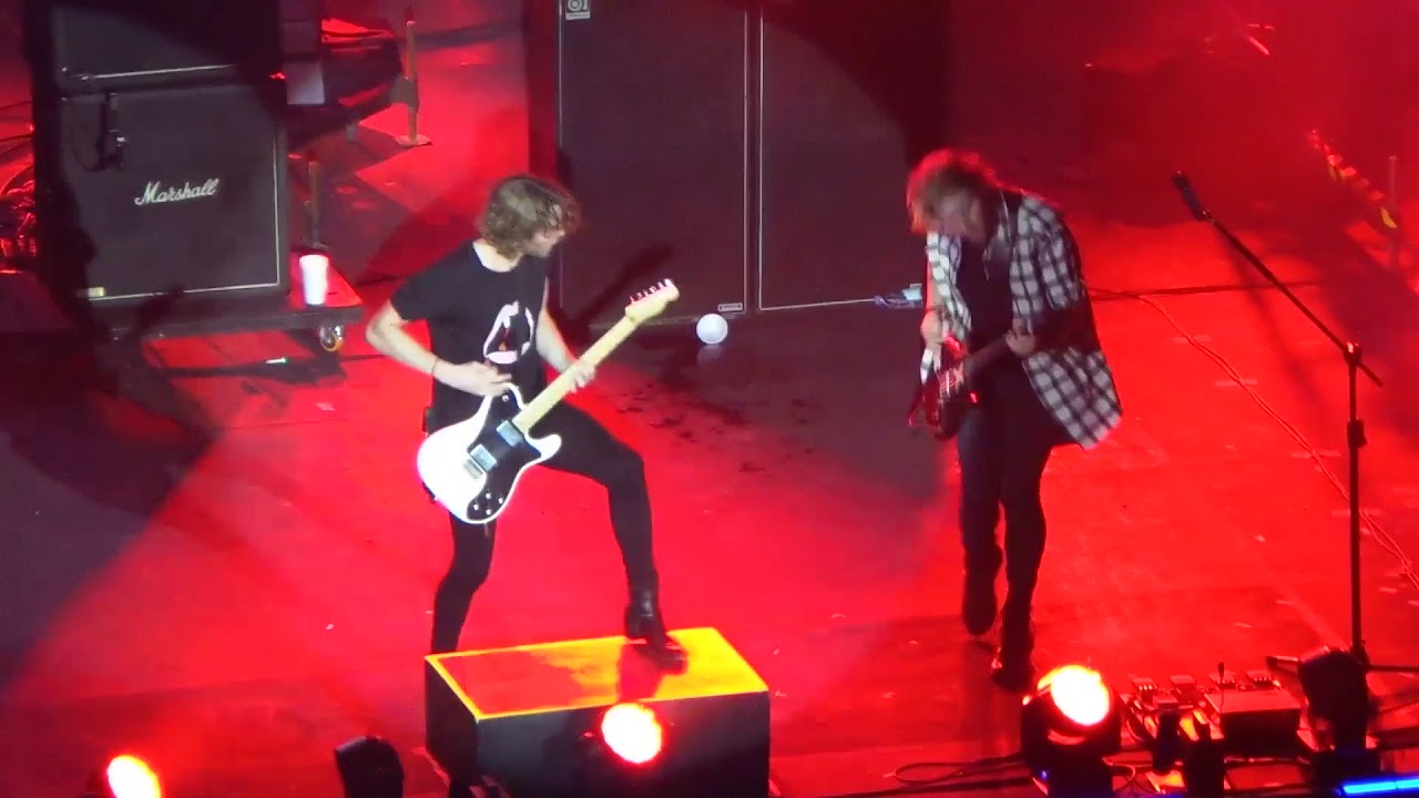 SHE LOOKS SO PERFECT (5 Seconds Of Summer | 2017 Momentum Live MNL)