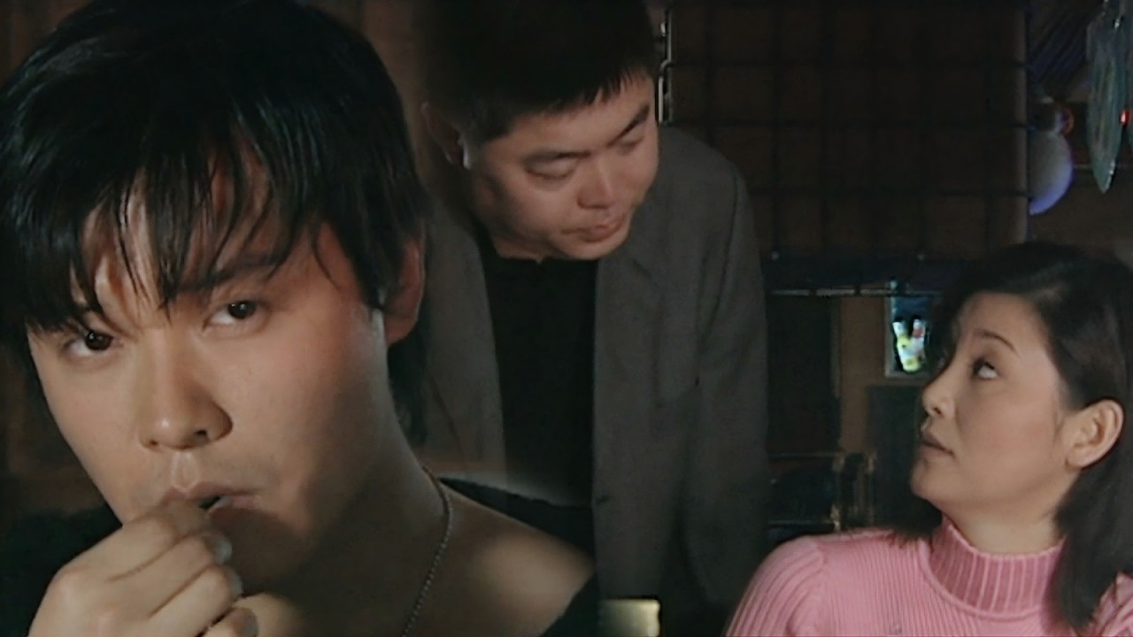 女老板被混混調戲，年下帥哥霸氣出手，瞬間贏得女老板芳心！