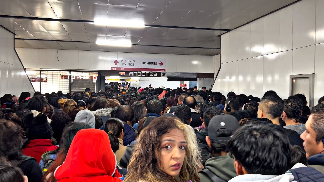 Metro PANTITLAN en HORA PICO - Ruido Social