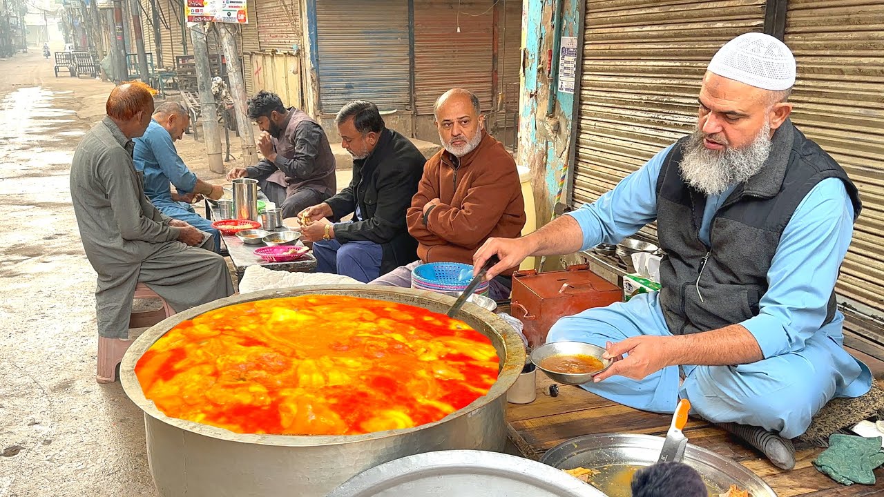 100/- Rs 50 YEAR'S OLD BREAKFAST! 😍 LAHORI BEST MUTTON PAYA | PAKISTANI SIRI PAYE STREET FOOD