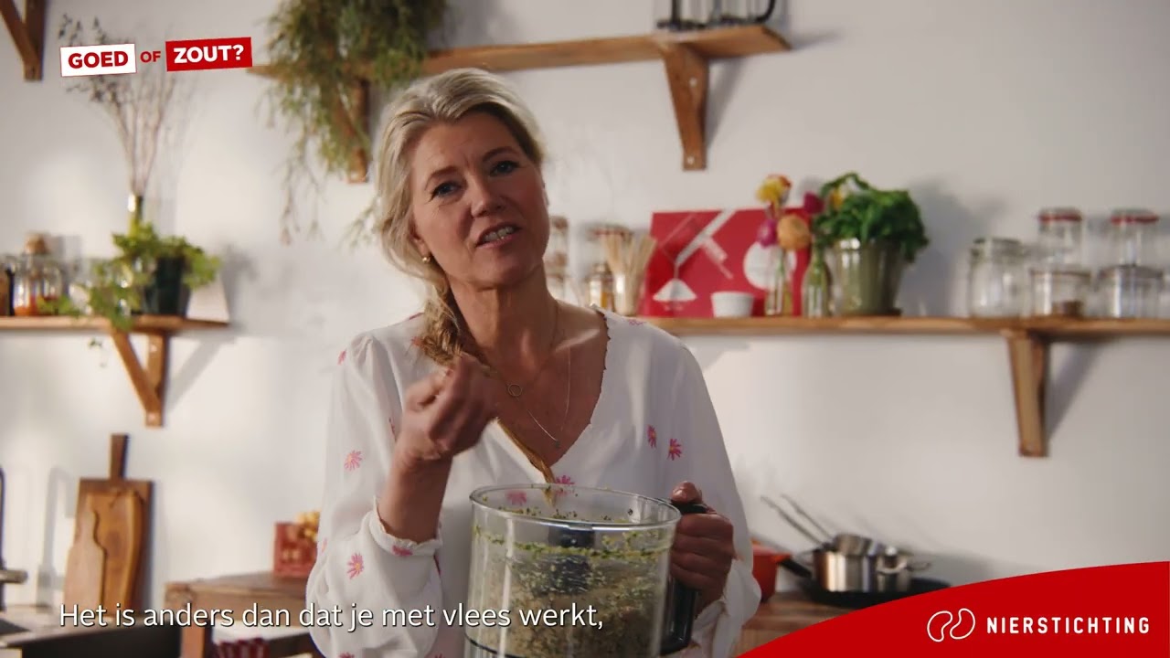 Een zoutbewust recept van Sandra Ysbrandy: Quinoaburgers met avocado en zoetzure rode ui