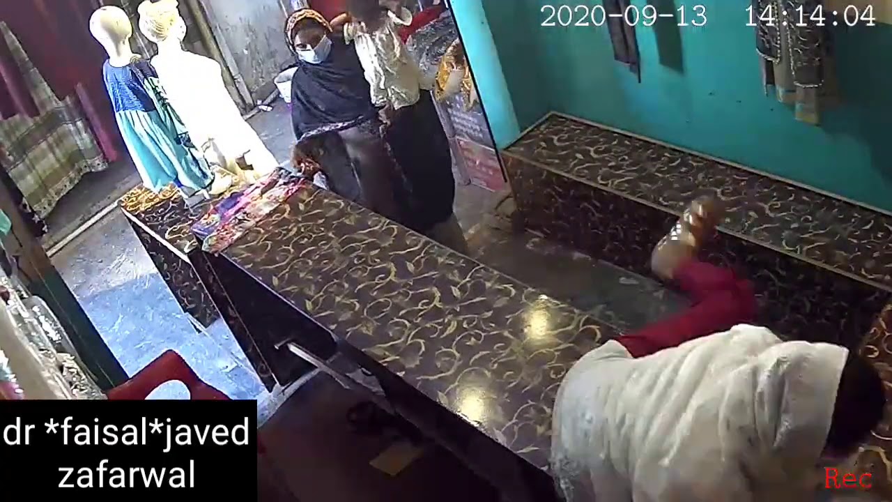 دوکاندار ہوشیار باش رہیں نارووال ایک گارمنٹس کی دوکان چوری کی واردات۔ چوری کس طرح کرتی دیکھے