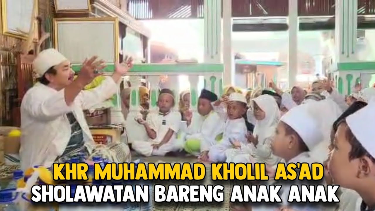 KHR KHOLIL AS'AD SHOLAWATAN BERSAMA ANAK KECIL DI PONPES WALISONGO