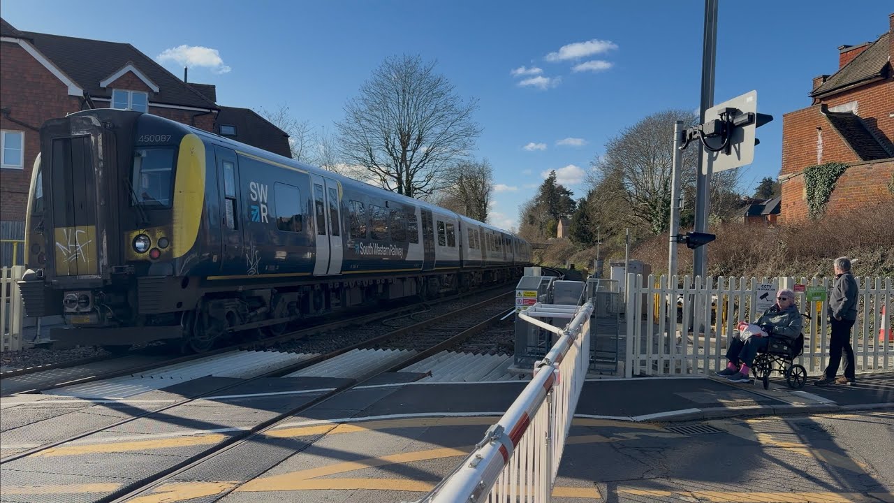 Farncombe Station Level Crossing (Surrey) Saturday 14.02.2026