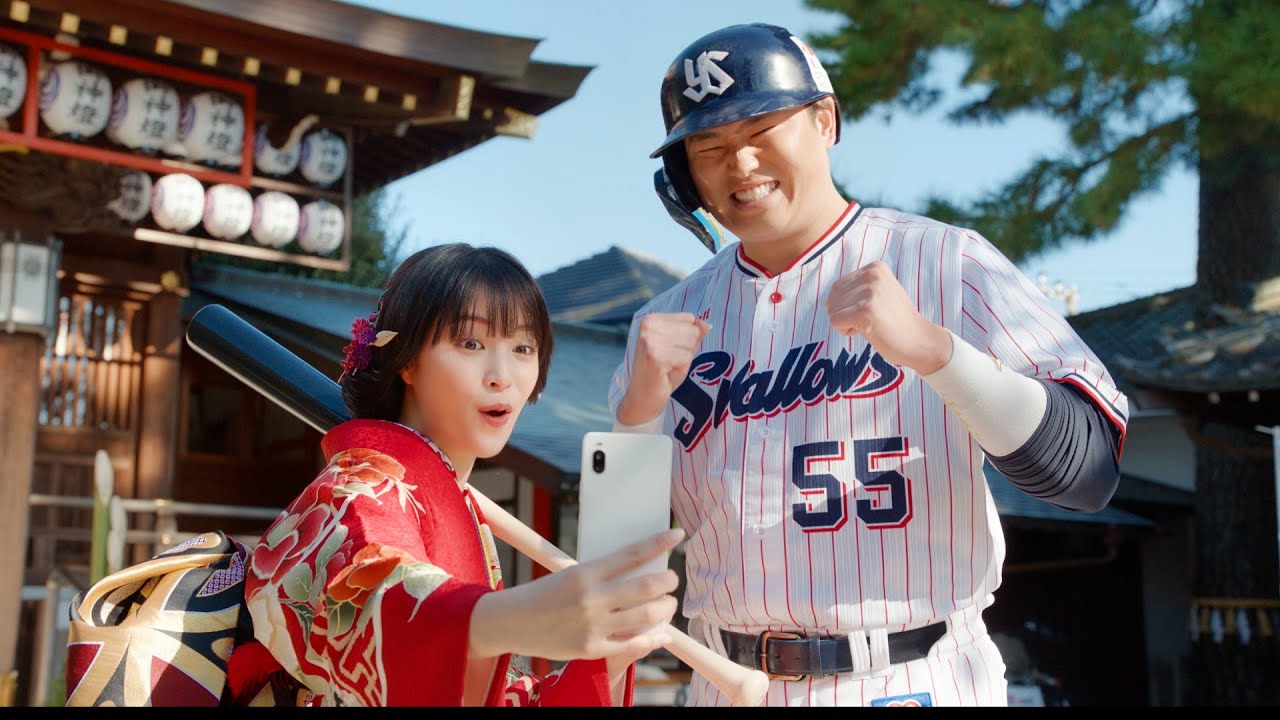 広瀬すず、“村神様”村上宗隆選手とCMで仲良し初共演！撮影の合間に会話する姿も…　「お正月を写そう♪2023 チェキ・村神様と初詣」篇