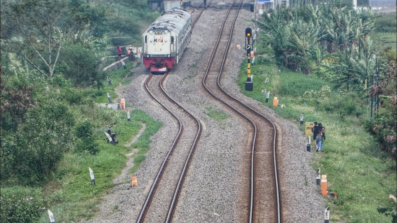 Kenapa sih Jalur Kereta Gak Dibikin Lurus saja Malah Dibelokan Begini....