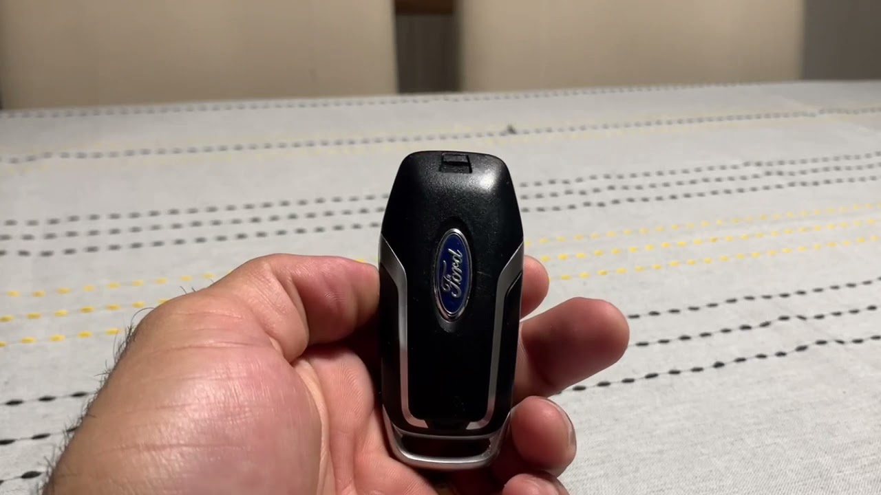 Mostrando como Trocar bateria da chave presencial do Ford Fusion