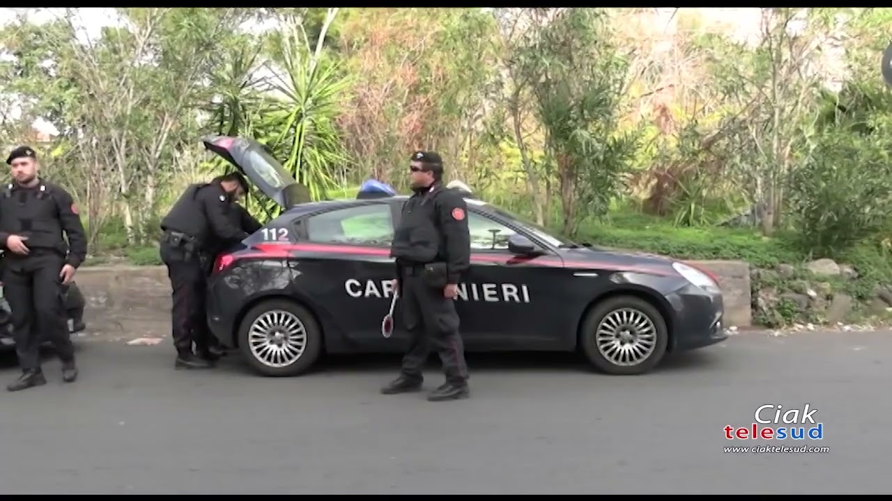 Giarre, scoperto covo con droga e auto rubate