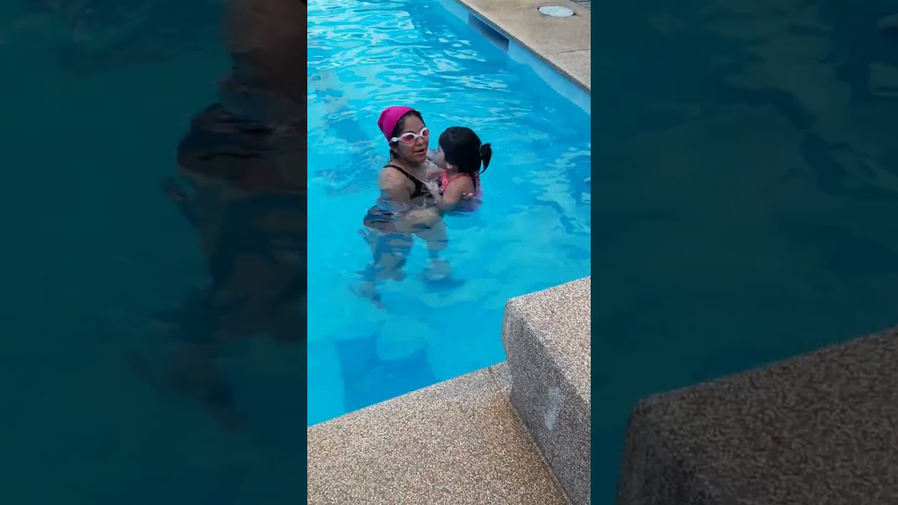 Flavia en piscina de bebe