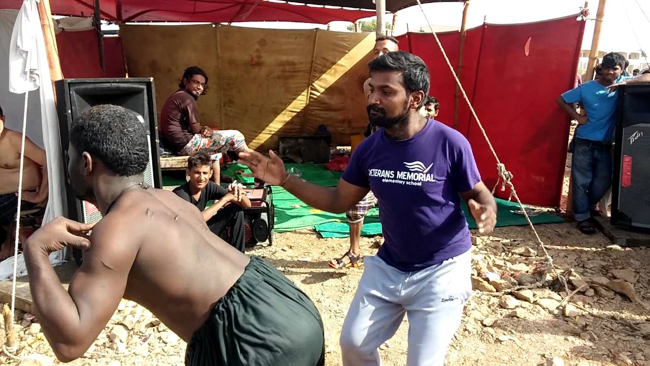 Baloch and sindhi both are dancing at keenjhar must watch and tell us that who is the beggar dancer