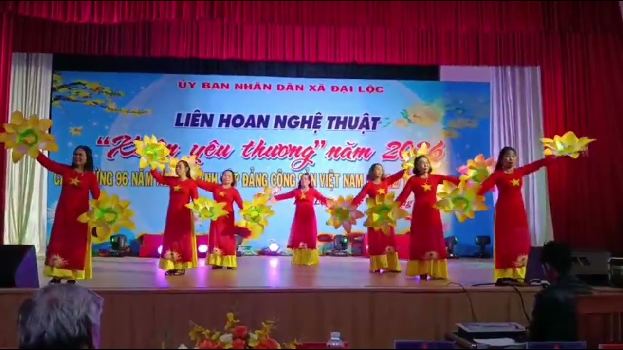 Múa LK Đảng cho ta mùa xuân- Việt Nam ơi mùa xuân đến rồi. CLB Dân vũ Đại  An.